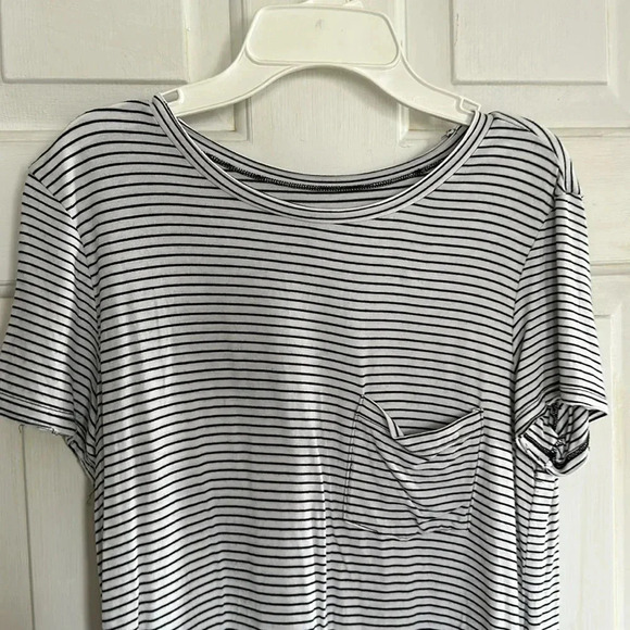 American Eagle Black and White tshirt size small - Picture 2 of 3